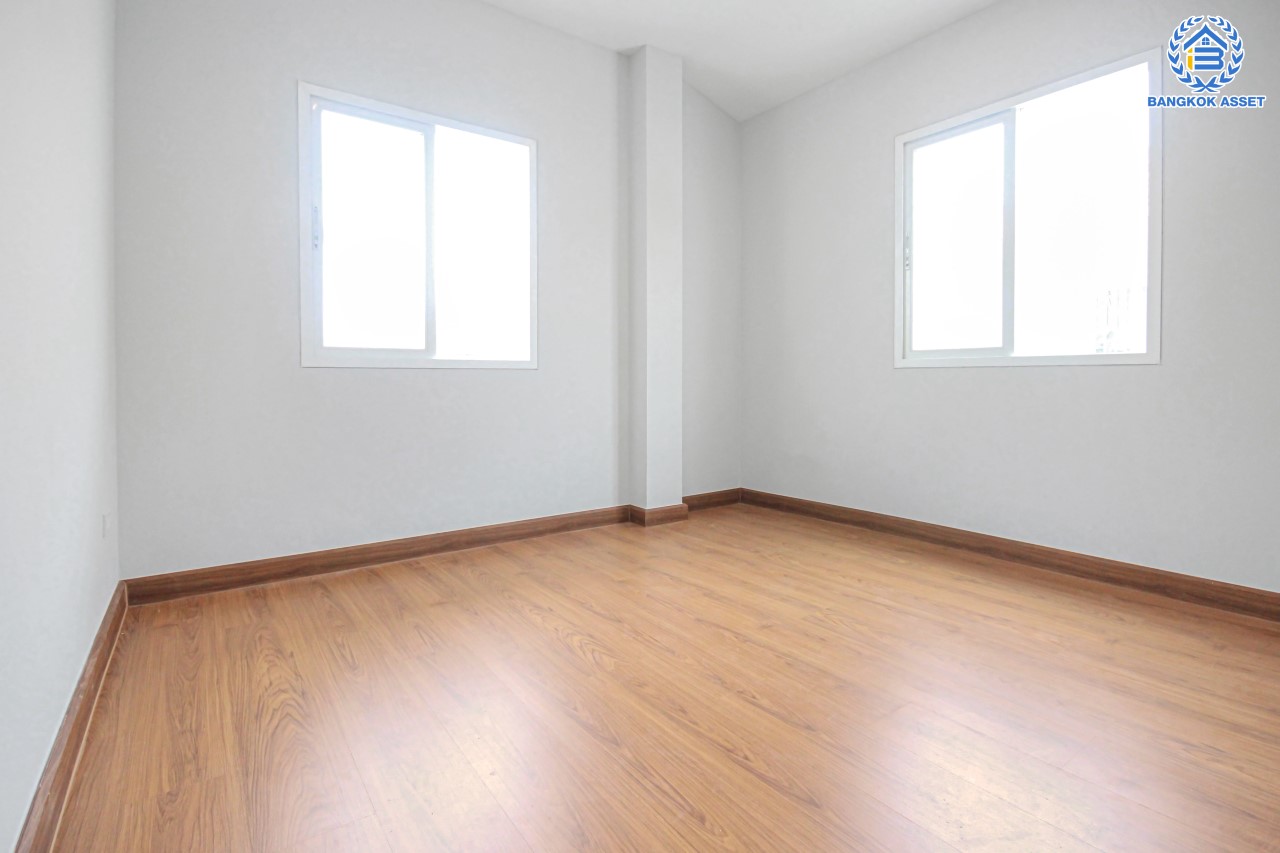 บ้านมือสองตกแต่งใหม่ แบรนด์ Property Perfect ม.เพอร์เฟคเพลส ติดถนนราชพฤกษ์ โซนใกล้สวนและทะเลสาบ เนื้อที่ 66 ตร.ว. ฟังก์ชัน 3 ห้องนอน 3 ห้องน้ำ จอดรถได้ 2 คัน บนทำเลติดถนนราชพฤกษ์ ใกล้วงเวียนพระราม5 และรถไฟฟ้า "สถานีบางรักน้อยท่าอิฐ"